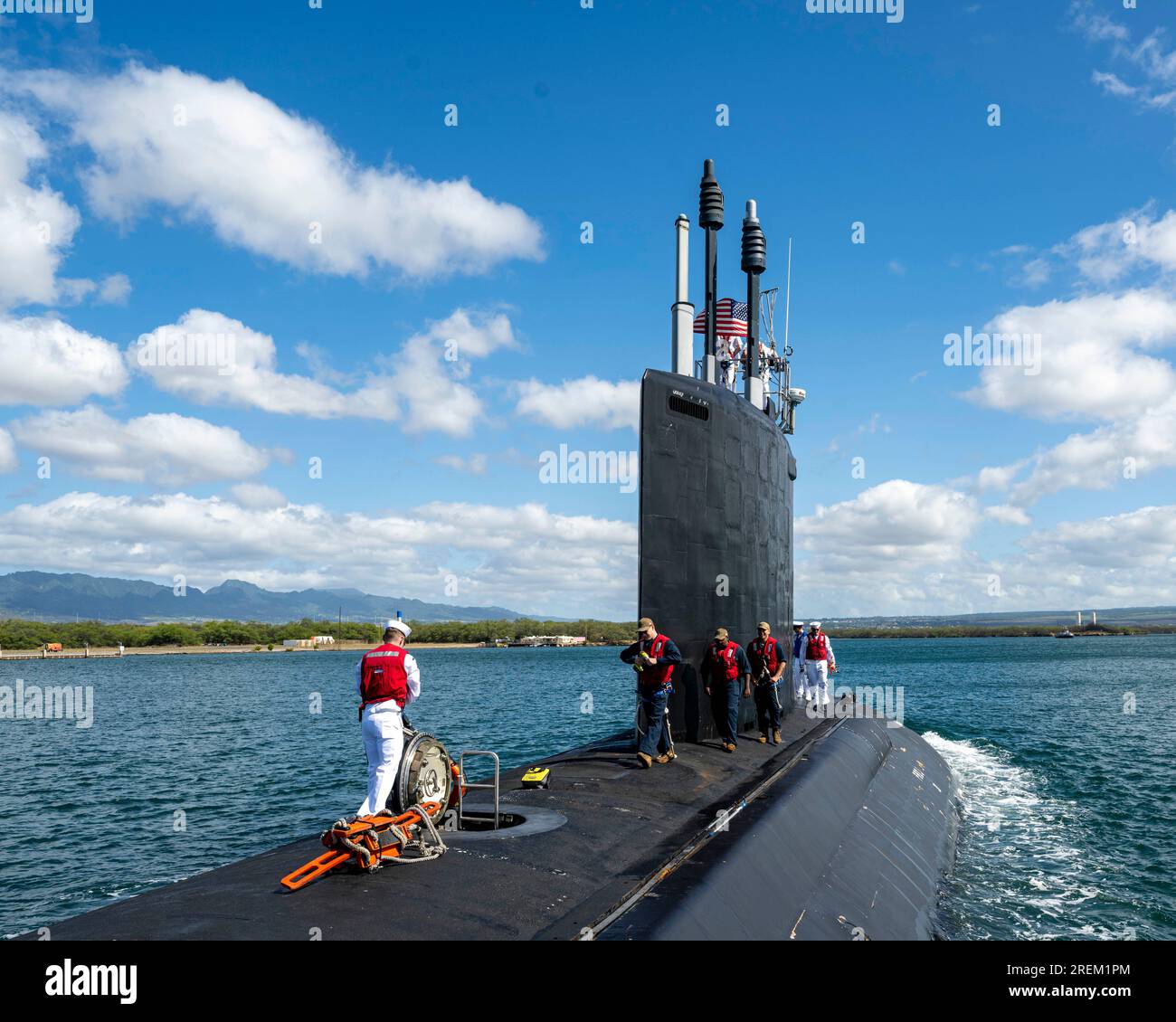 Pearl Harbor, United States. 27 July, 2023. The U.S. Navy nuclear-power Virginia-class attack submarine USS Vermont transits to home base at Joint Base Pearl Harbor-Hickam, July 27, 2023 in Pear Harbor, Hawaii, USA.  Credit: TM3 Tommy Heng/U.S. Marines/Alamy Live News Stock Photo