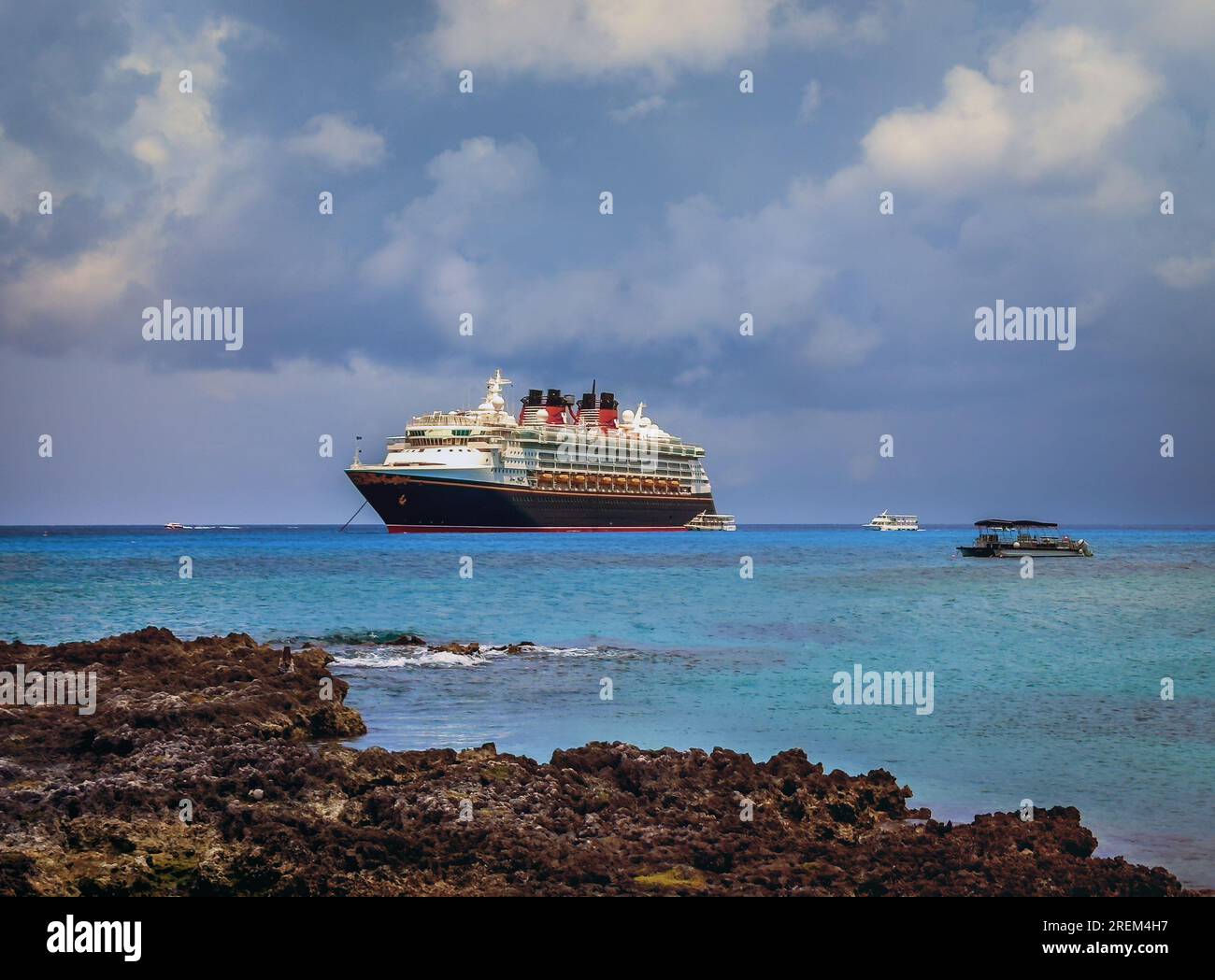 grand-cayman-cayman-islands-june-12th-2023-view-of-the-disney-magic
