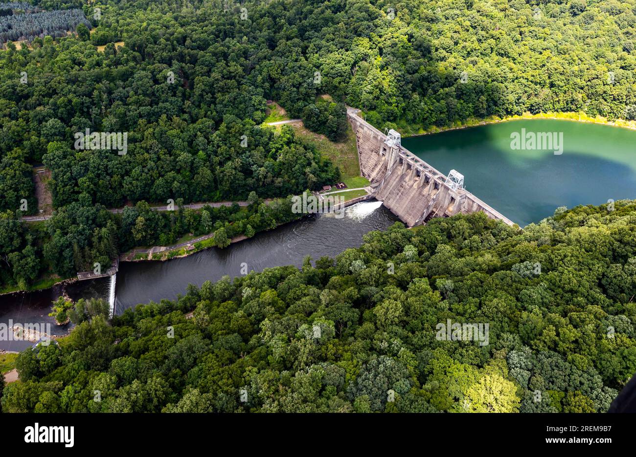 The photo above is an aerial view of Mahoning Creek Lake dam in Dayton, Pennsylvania, July 21, 2023. Mahoning Creek Lake is one of 16 flood risk reduction projects in the Pittsburgh District. Mahoning provides flood protection for the lower Allegheny and upper Ohio rivers. The U.S. Army Corps of Engineers started constructing Mahoning in 1939 and completed in June 1941, becoming fully operational the same month.  Pittsburgh District’s 26,000 square miles include portions of western Pennsylvania, northern West Virginia, eastern Ohio, western Maryland, and southwestern New York. It has more than Stock Photo