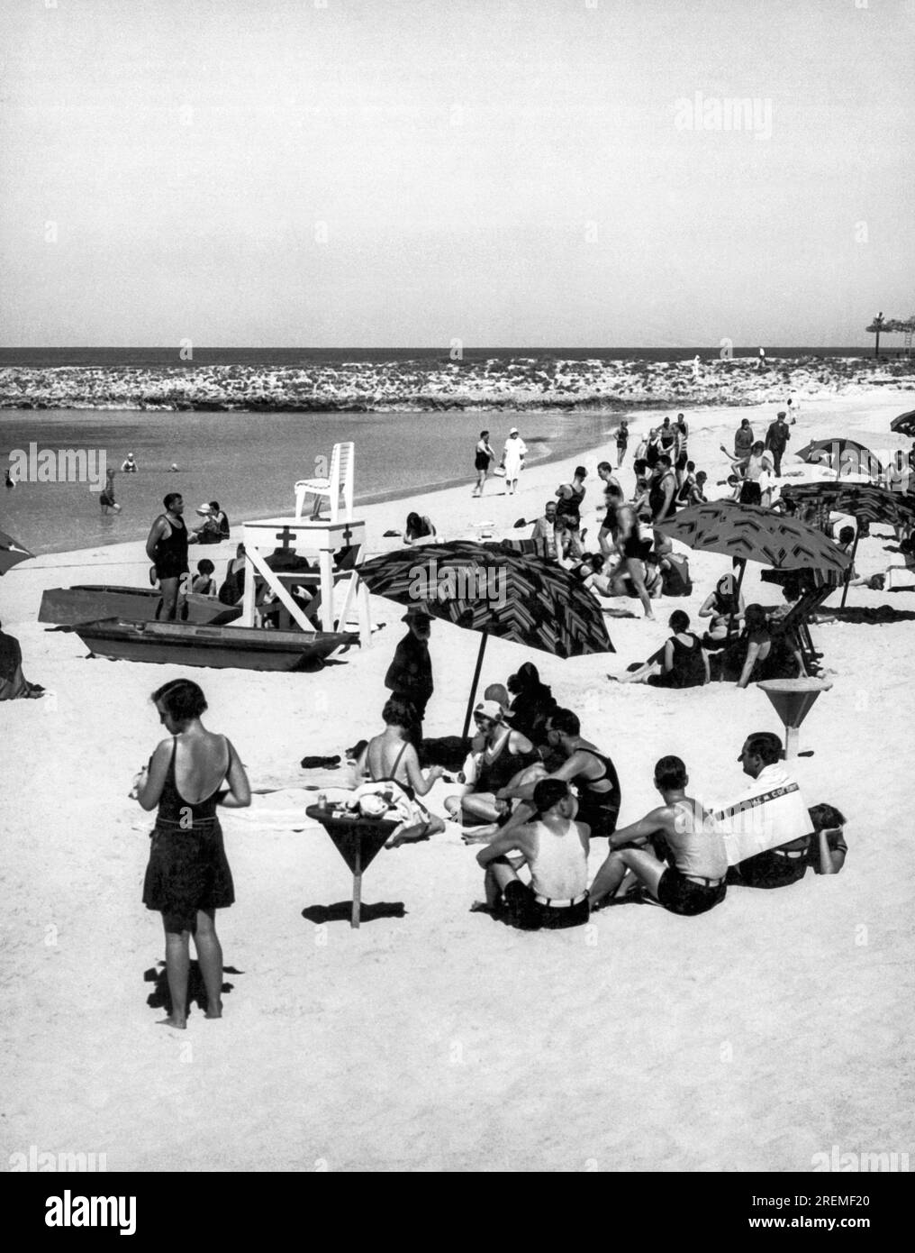 1920s beach umbrella hi-res stock photography and images - Alamy