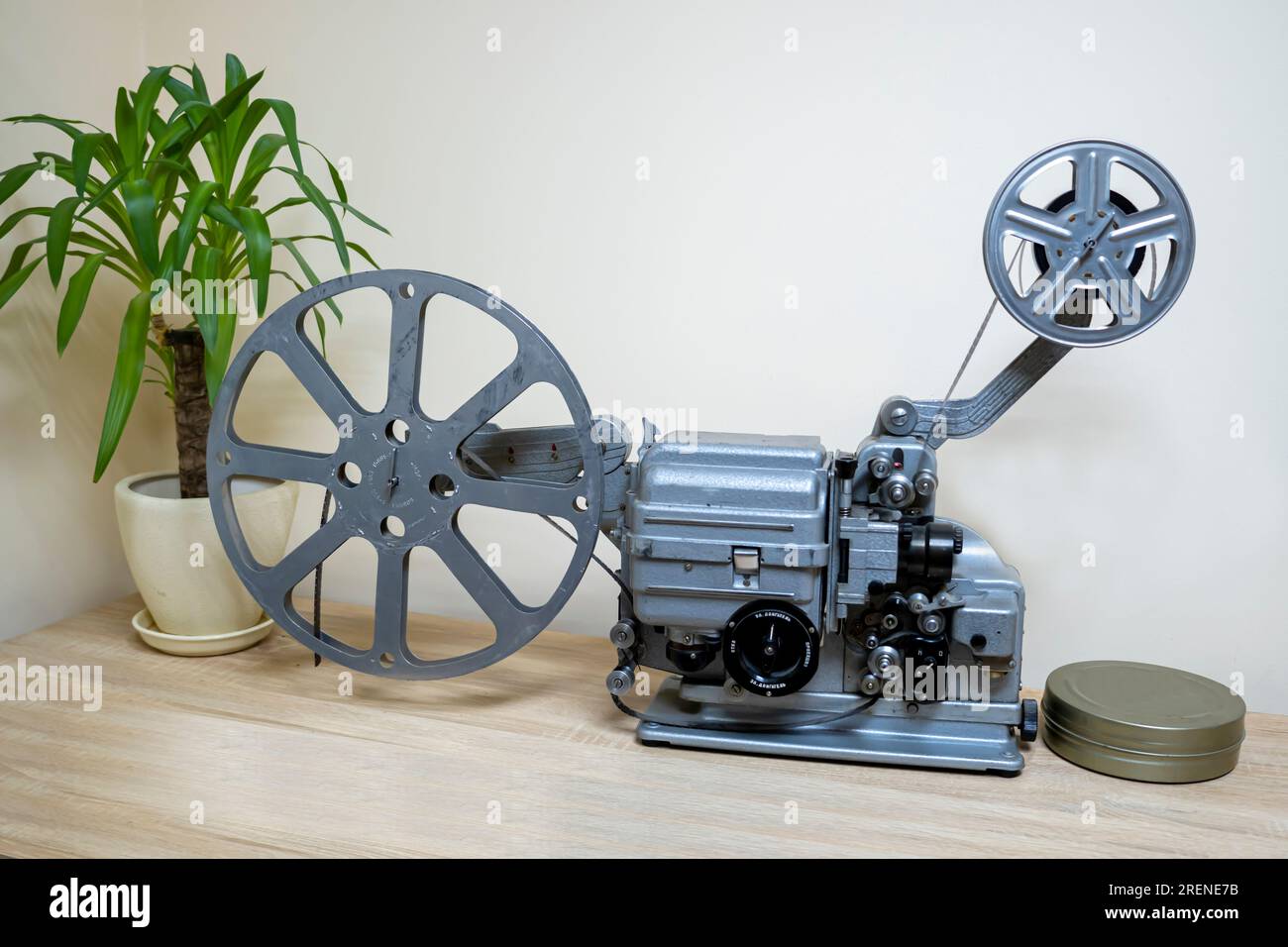Vintage movie projector hi-res stock photography and images - Alamy