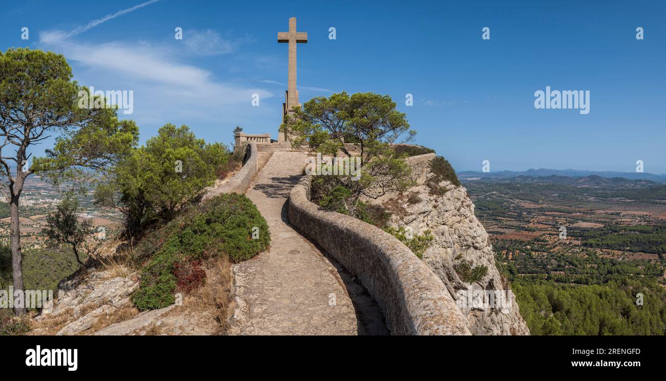 Majorca Ratter Cross Figure formed by two lines hi-res stock photography and images - Alamy