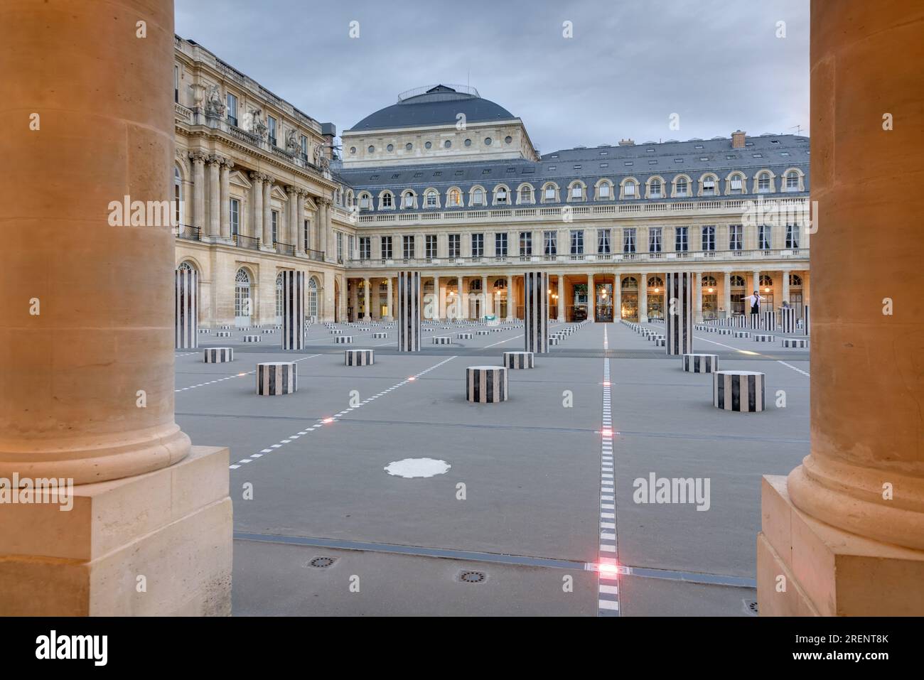 Paris, Palais Royal,  Ehrenhof (Cour d’Honneur), Les Deux Plateaux von Daniel Buren // Paris, Palais Royal, Cour d’Honneur, Les Deux Plateaux by Danie Stock Photo