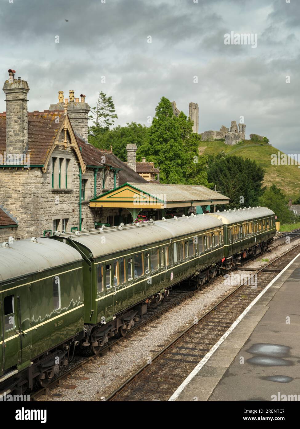 A diesel engine locomotive approaches Corfe Castle Railway Station. The award winning Swanage Railway Company is volunteer-led and runs between Wareha Stock Photo