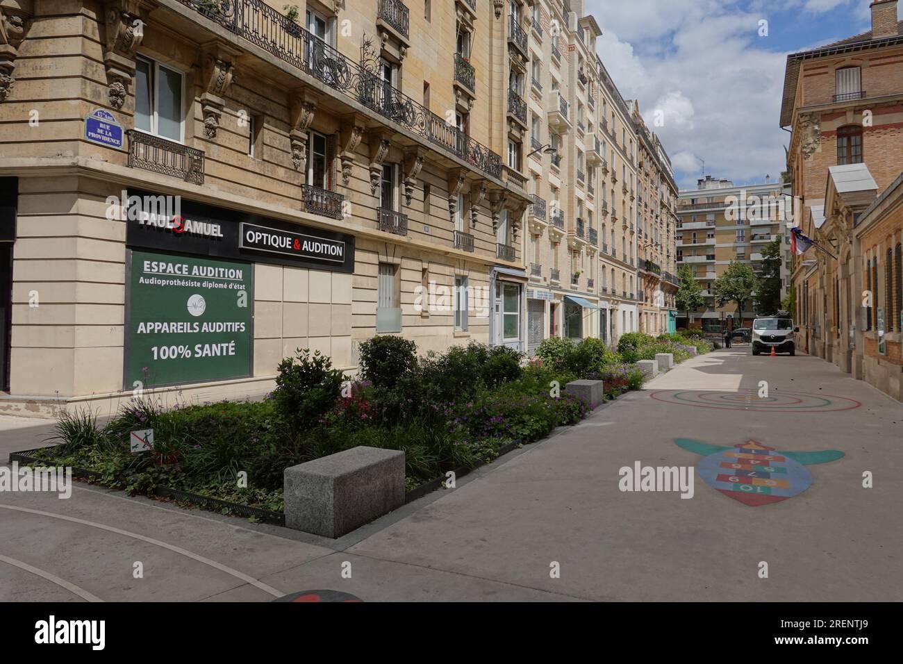 Paris, begrünte und verkehrsberuhigte Schulstraße rue de la Providence