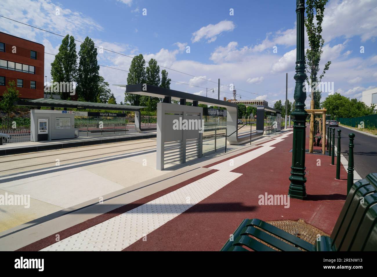Paris, moderne Straßenbahn T10, Hopital Beclere // Paris, modern Tramway T10, Hopital Beclere Stock Photo
