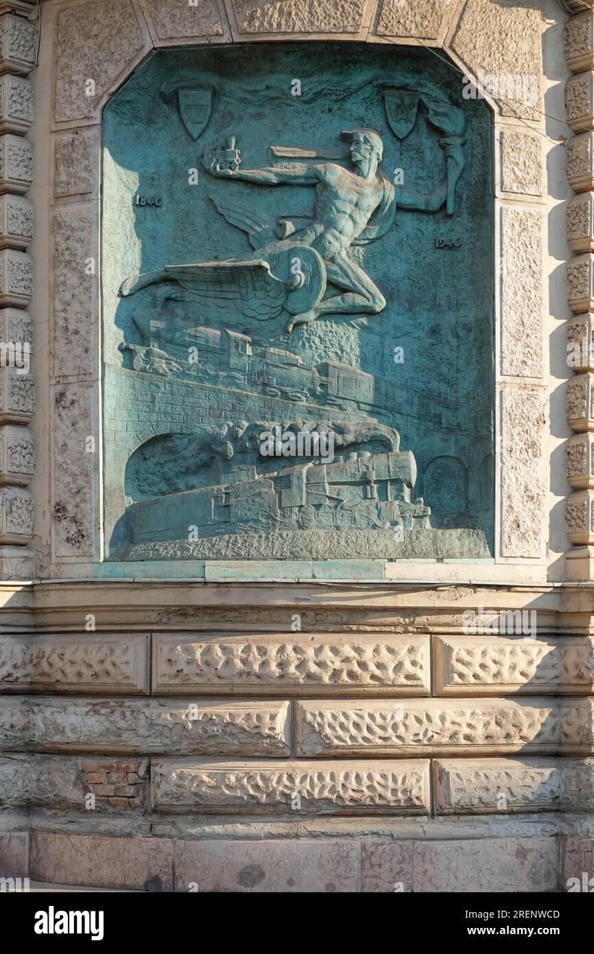 Budapest, Andrassy Ut, Relief mit Eisenbahnmotiv // Budapest, Andrassy Ut, Railroad Sculpture Stock Photo