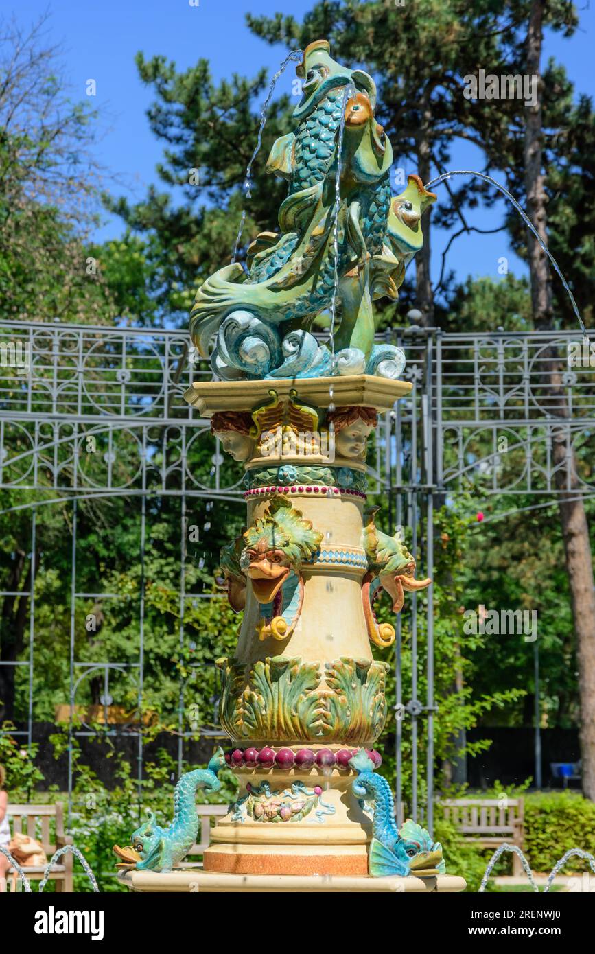 Budapest, Stadtwäldchen Varosliget, Zsolnay-Brunnen im Rosengarten // Budapest, Varosliget, Zsolnay-Fountain at the Rose Garden Stock Photo