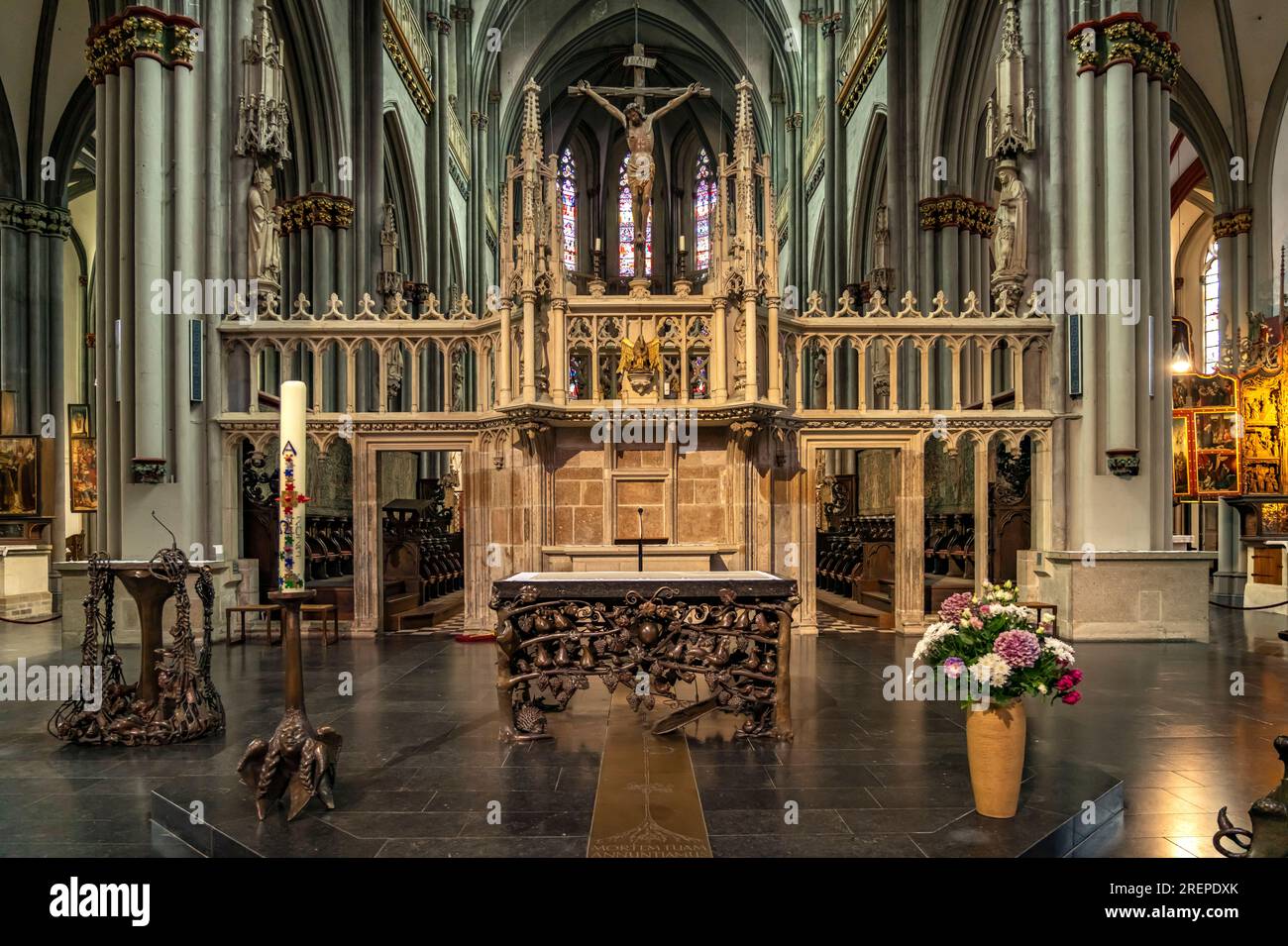 Innenraum der katholischen Kirche St. Viktor in Xanten, Niederrhein, Nordrhein-Westfalen, Deutschland, Europa |  Xanten Cathedral or St. Victor's Cath Stock Photo