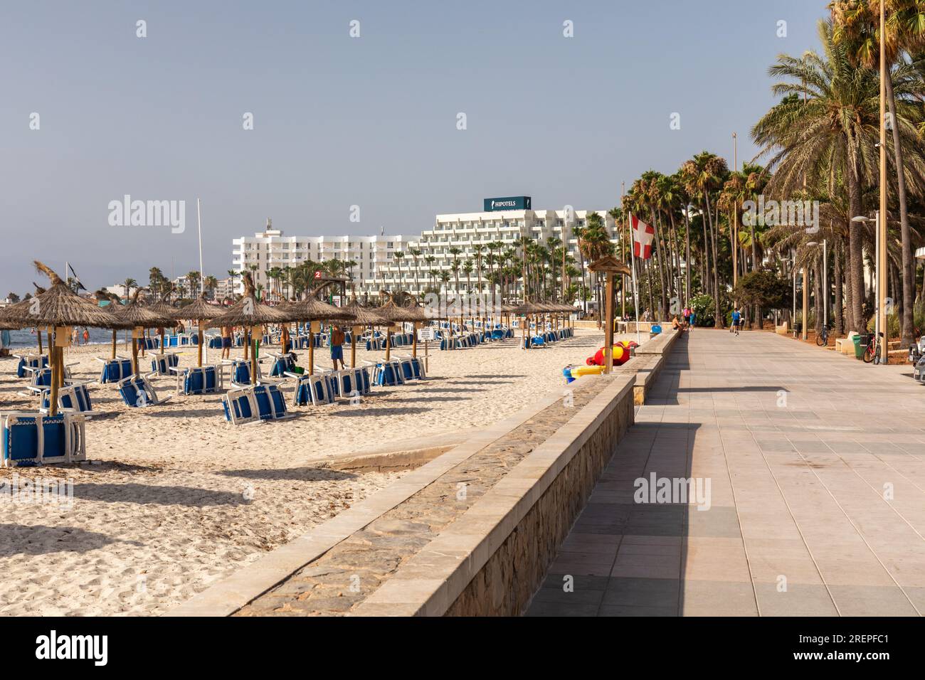 Sa Coma beach and seafront promenade, Sa Coma, Majorca (Mallorca), Balearic Islands, Spain. Europe Stock Photo