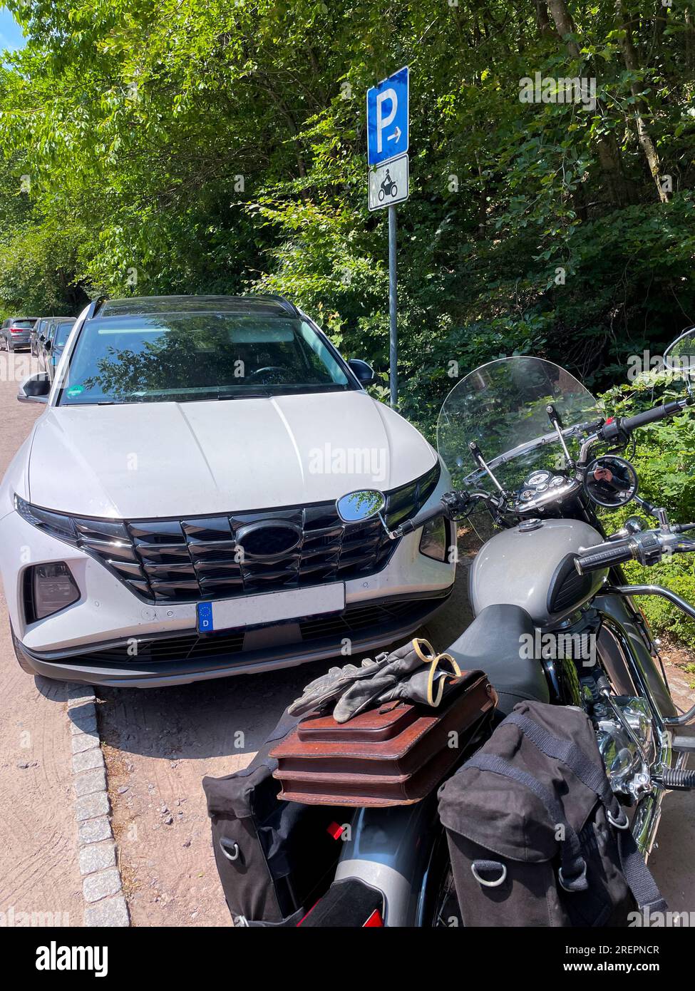 Auto parkt widerrechtlich auf einem Parkplatz für Motorräder Stock Photo