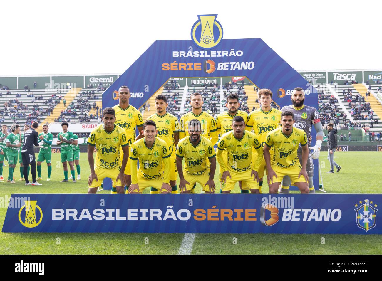 SC - CHAPECO - 29/07/2023 - BRASILEIRO B 2023, CHAPECOENSE X MIRASSOL - Players from Chapecoense and Mirassol pose for photos next to the referee before the match at the Arena Conda stadium for the Campeonato Brasileiro B 2023. Photo: Liamara Polli/AGIF/Sipa USA Stock Photo