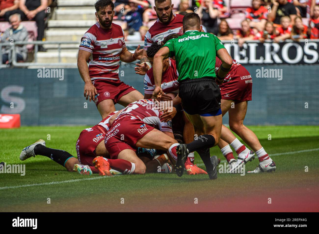 Wigan, UK. 29th July 2023. Leigh Leopards' Tom Amone goes in to score a try for Leigh during the BetFred Super League match between Wigan Warriors and Leigh Leopards at the DW Stadium, Wigan on Saturday 29th July 2023. (Photo: Ian Charles | MI News) Stock Photo