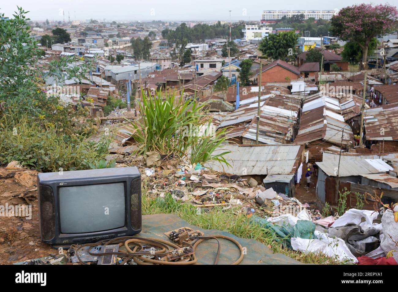 KENYA, Nairobi, Kibera slum, selling of electronic scrap / KENIA