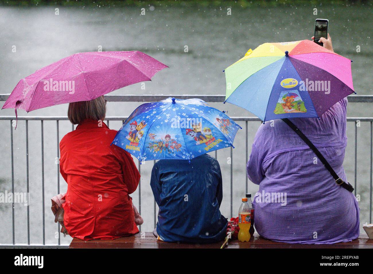 Moers, Germany. 29th July, 2023. Visitors sit on a bench during a