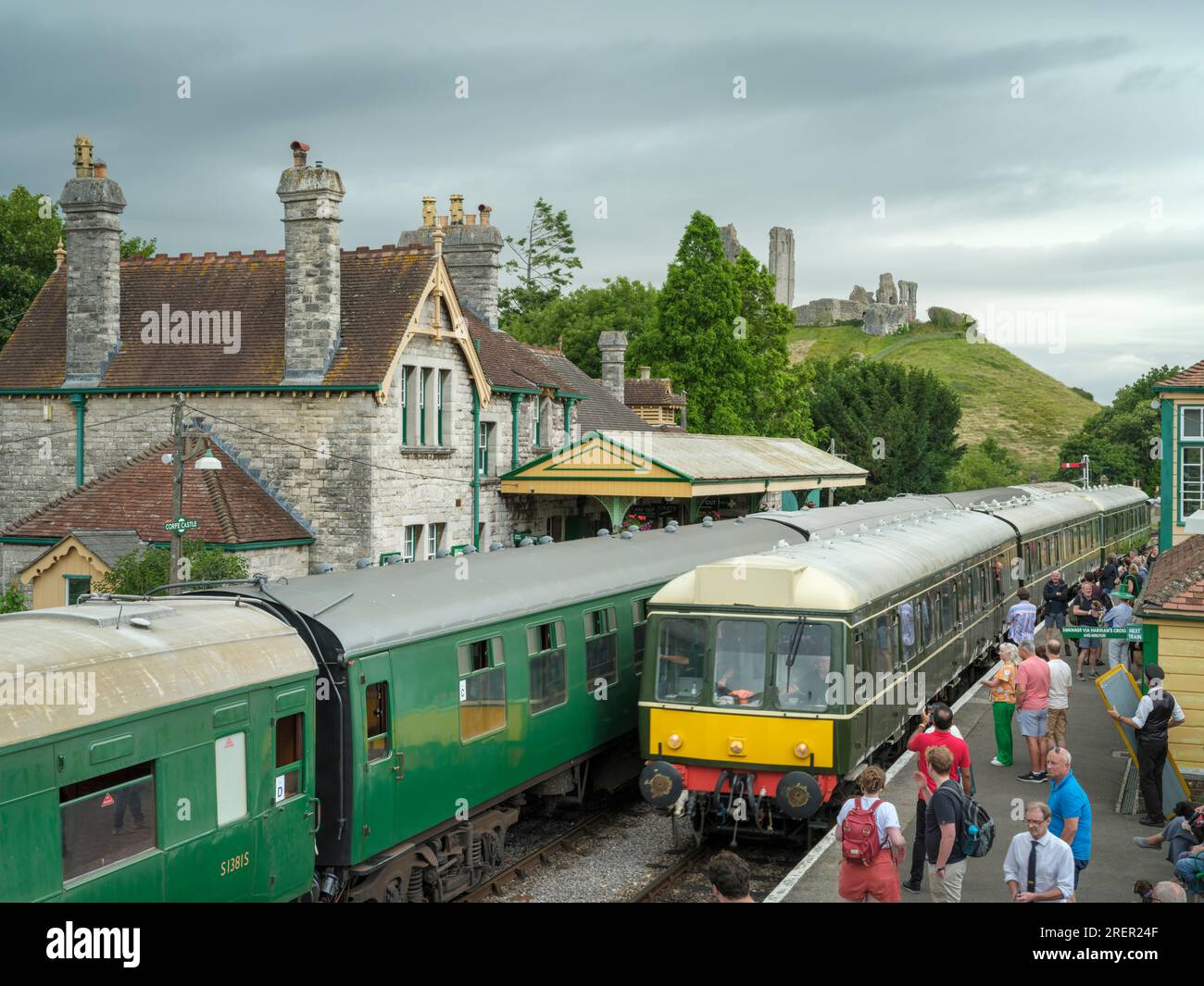 A diesel engine locomotive approaches Corfe Castle Railway Station. The award winning Swanage Railway Company is volunteer-led and runs between Wareha Stock Photo