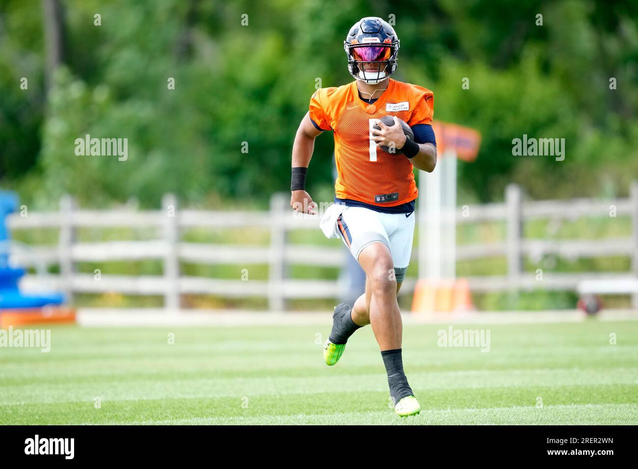 Chicago Bears quarterback Justin Fields carries the ball during an NFL  football game against the Washington Commanders Thursday, Oct. 13, 2022, in  Chicago. (AP Photo/Charles Rex Arbogast Stock Photo - Alamy