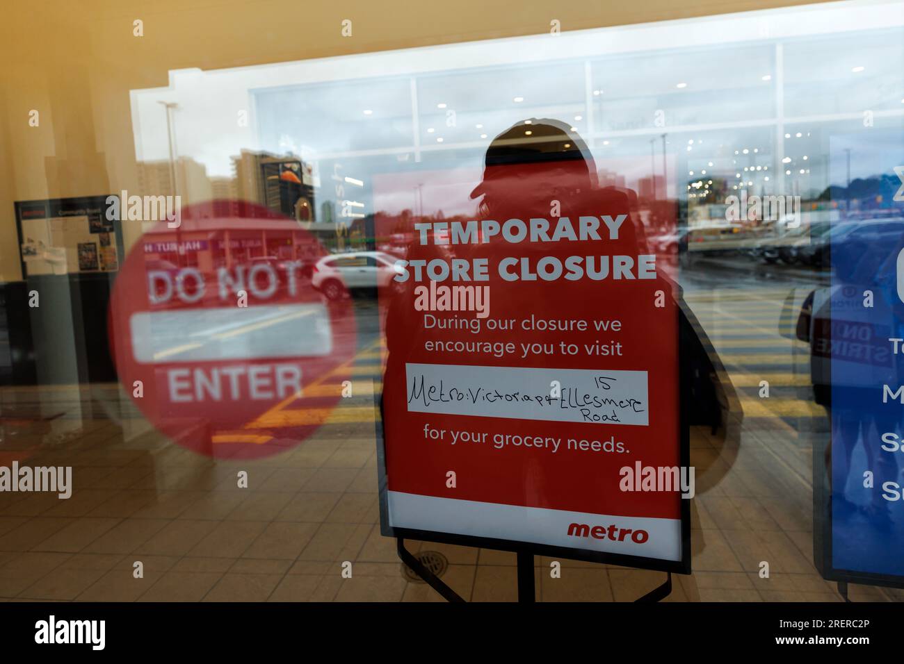 Toronto Canada 29th July 2023 A Closed Sign Is Seen Inside A Metro toronto-canada-29th-july-2023-a-closed-sign-is-seen-inside-a-metro