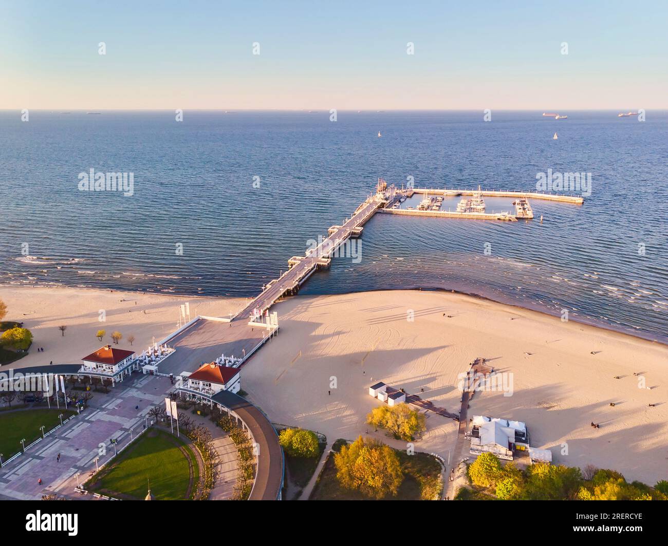 Panoramiczny widok na Molo i Plaze w Sopocie. Widok z drona Stock Photo ...