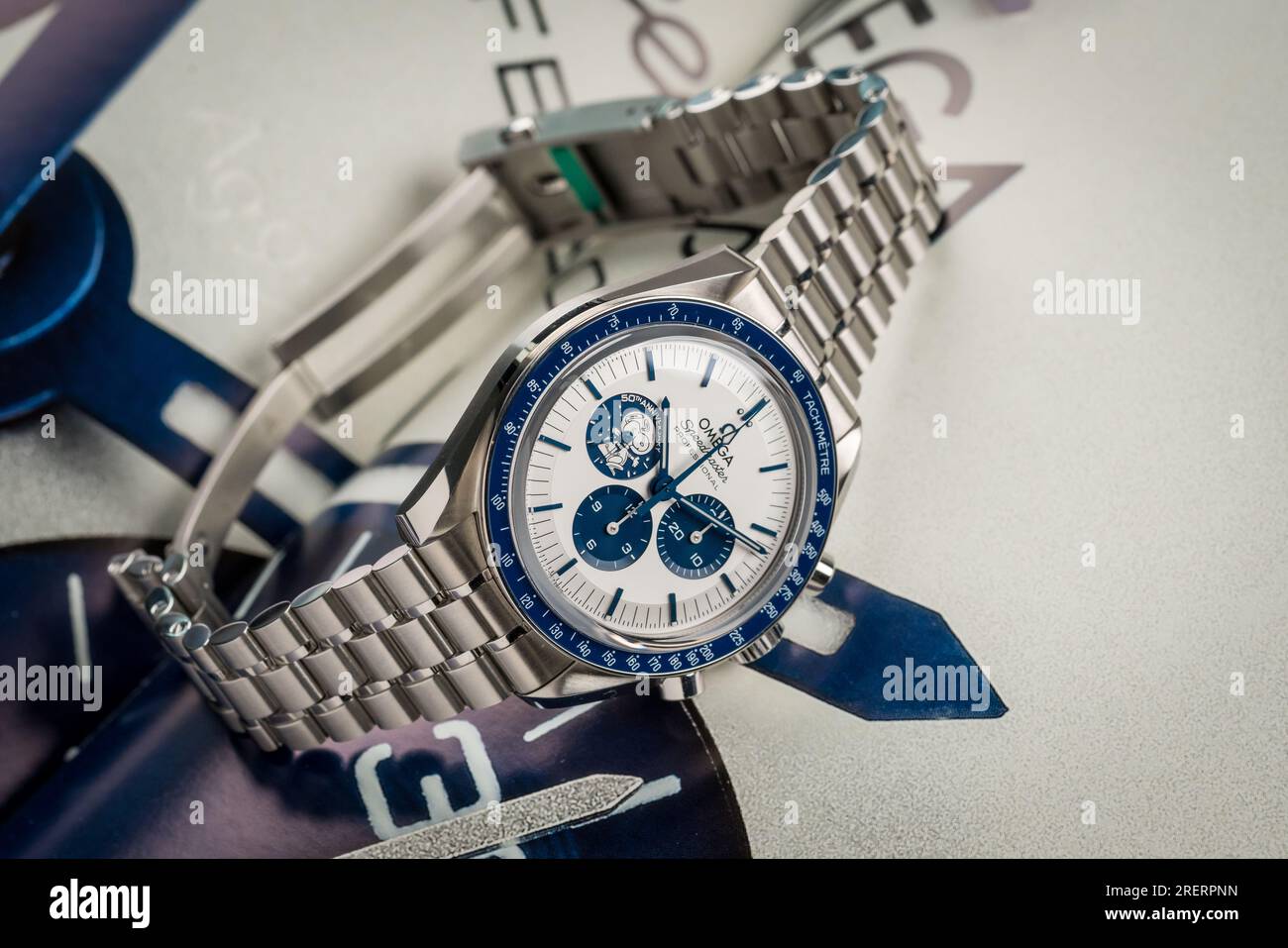 Omega Speedmaster Apollo 13 Silver Snoopy Award BW 311.32.42.30.04.003 Stock Photo Alamy