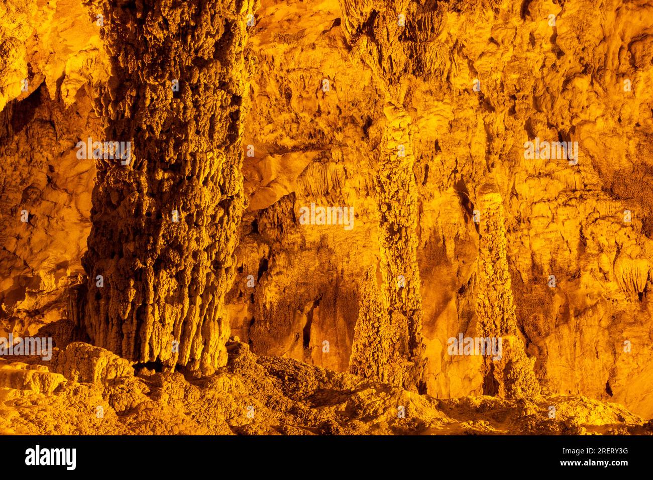 Stalactites and stalagmites in Nguom Ngao (Tiger) Cave in near Ban Gioc Waterfalls in Cao Bang Province in northern Vietnam Stock Photo