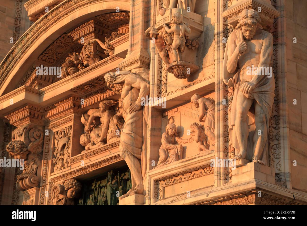 Milan Cathedral, Italy. Duomo di Milano. Mailänder Dom. Mailand. Catedral de Milán. Atlas statue Stock Photo