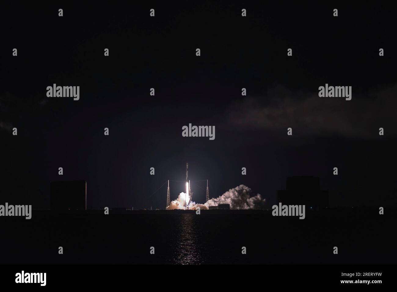 Cape Canaveral, United States of America. 28 July, 2023. A SpaceX Falcon 9 rocket carrying the Starlink 6-7 mission blasts off into the night sky from Launch Complex 40 at the Kennedy Space Center, July 28, 2023 in Cape Canaveral, Florida. The rocket successfully carried 22 Starlink satellites into orbit. Credit: Joshua Conti/US Space Force/Alamy Live News Stock Photo