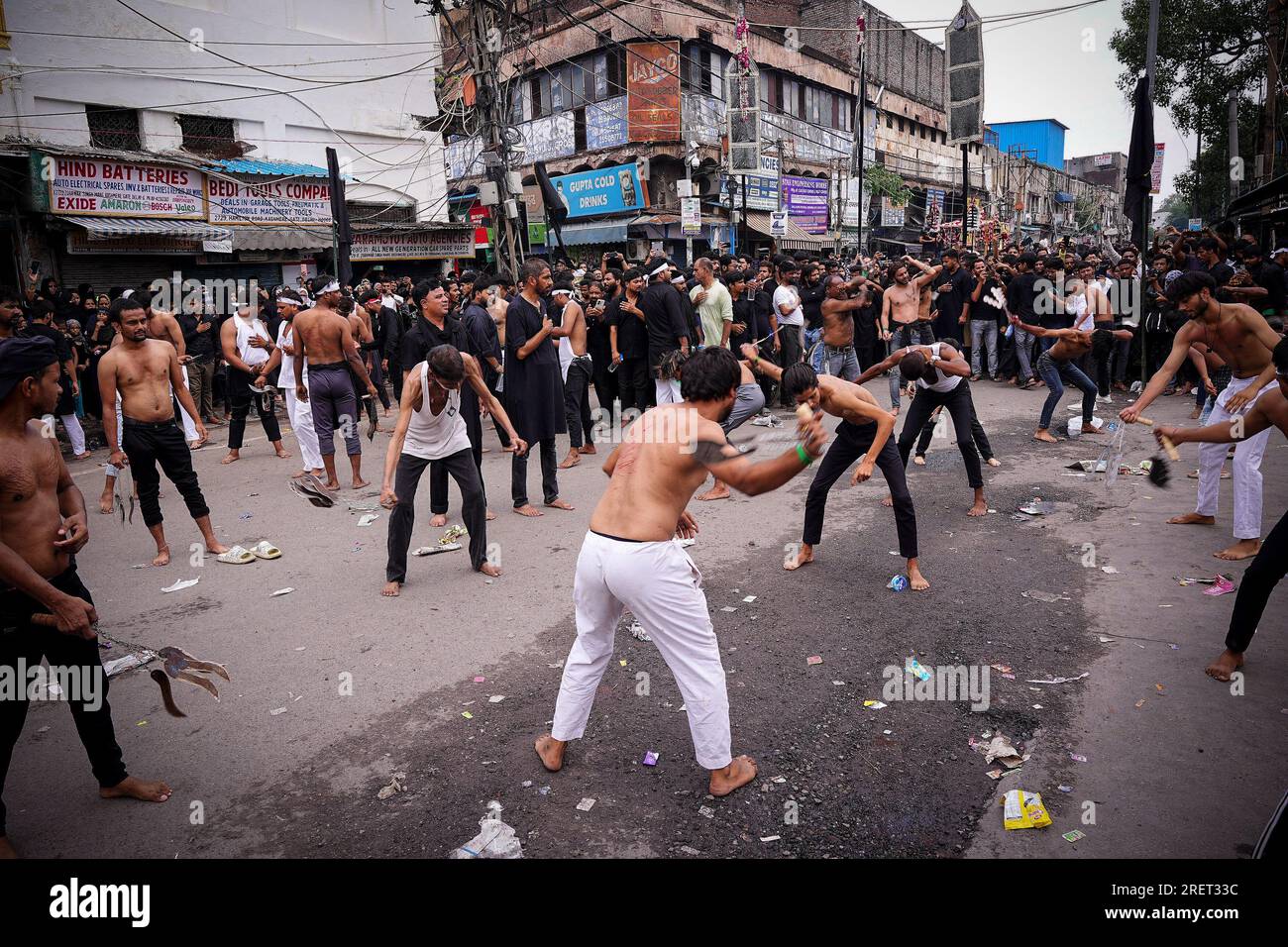 Old Delhi, Delhi, India. 28th July, 2023. A Shiite Muslim man flagellates himself during a religious procession on the tenth day of Ashura in the Islamic month of Muharram, in Old quarters of Delhi. (Credit Image: © Shivam Khanna/Pacific Press via ZUMA Press Wire) EDITORIAL USAGE ONLY! Not for Commercial USAGE! Stock Photo