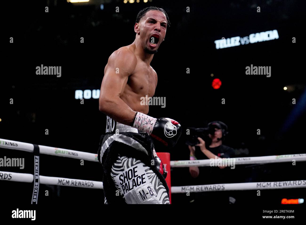 Yoenis Tellez celebrates after defeating Sergio Garcia in their super