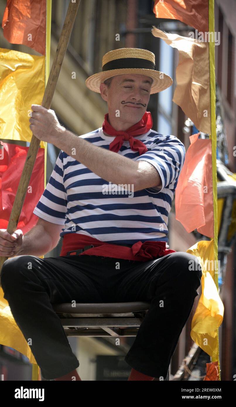 Manchester UK 29th July 2023 A Venetian Gondolier Rows His Silver manchester-uk-29th-july-2023-a-venetian-gondolier-rows-his-silver