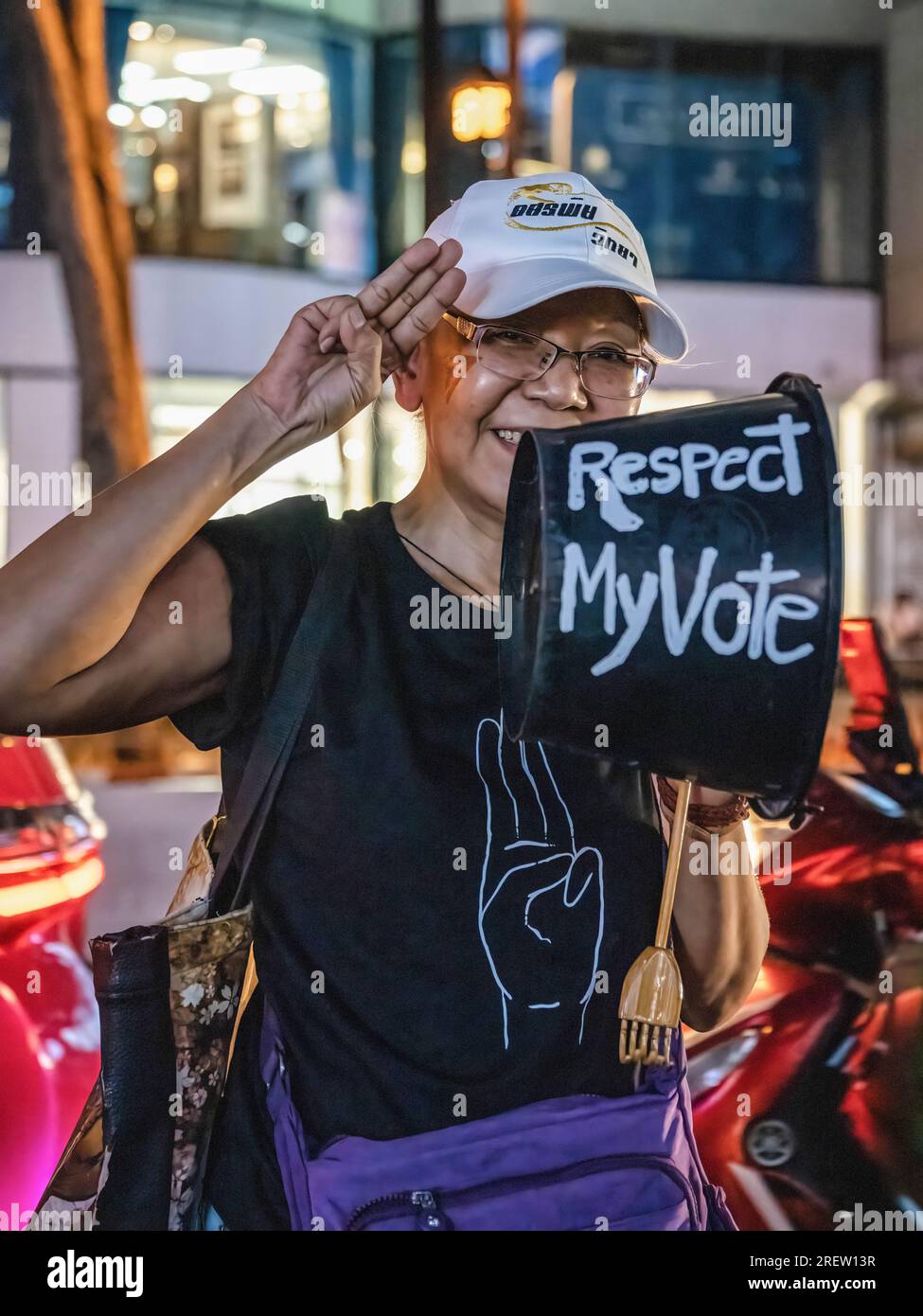 Bangkok, Thailand. 29th July, 2023. A supporter of Move Forward Party seen during a protest at Ratchaprasong Intersection. Bangkok's protests begin after Thailand's winning candidate, Pita Limjaroenrat, the leader of the Move Forward party, was blocked from taking power by a parliamentary vote that includes military-appointed senators. Credit: SOPA Images Limited/Alamy Live News Stock Photo