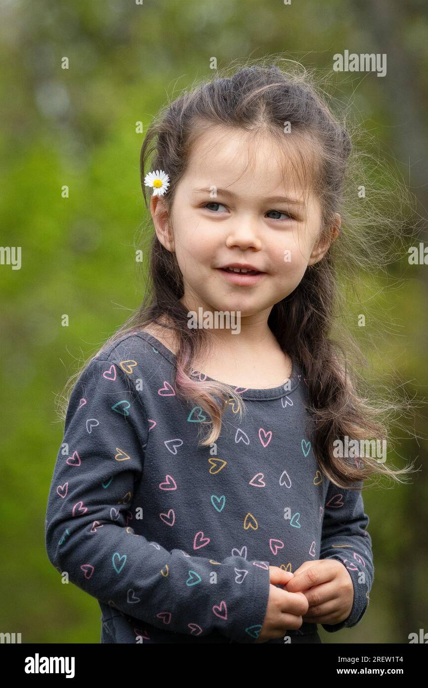 Dark haired girl hi-res stock photography and images - Alamy