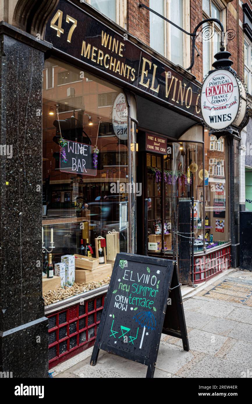 El Vino Fleet Street London - flagship Fleet St branch of the famous wine shop with a bar and dining room, El Vino was founded in 1879. Stock Photo