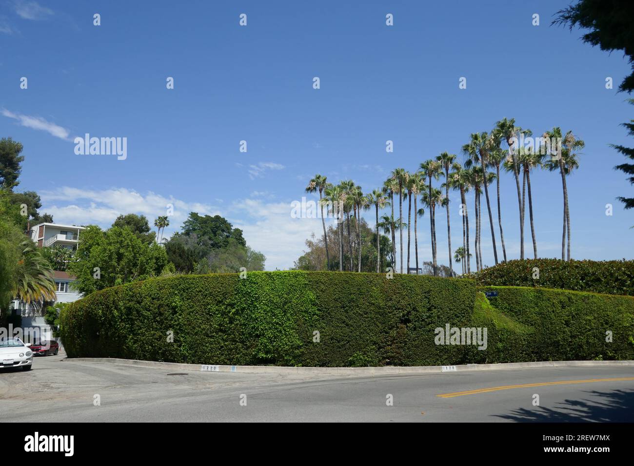 Los Angeles, California, USA 29th July 2023 Producer Harry Cohn, Musician Tommy Dorsey, Actor Steve Martin, Actress Mary Boland, Actress Bernadette Peters, Actress Joan Perry, Director Edward Sutherland, Actress Carol Landis, Actor Paul Lukas, Actress Georgia Hale, Bandleader Kay Kyser, Actor Victor Moore Former Home/house at 1220 Sunset Plaza Drive on July 29, 2023 in Los Angeles, California, USA. Photo by Barry King/Alamy Stock Photo Stock Photo