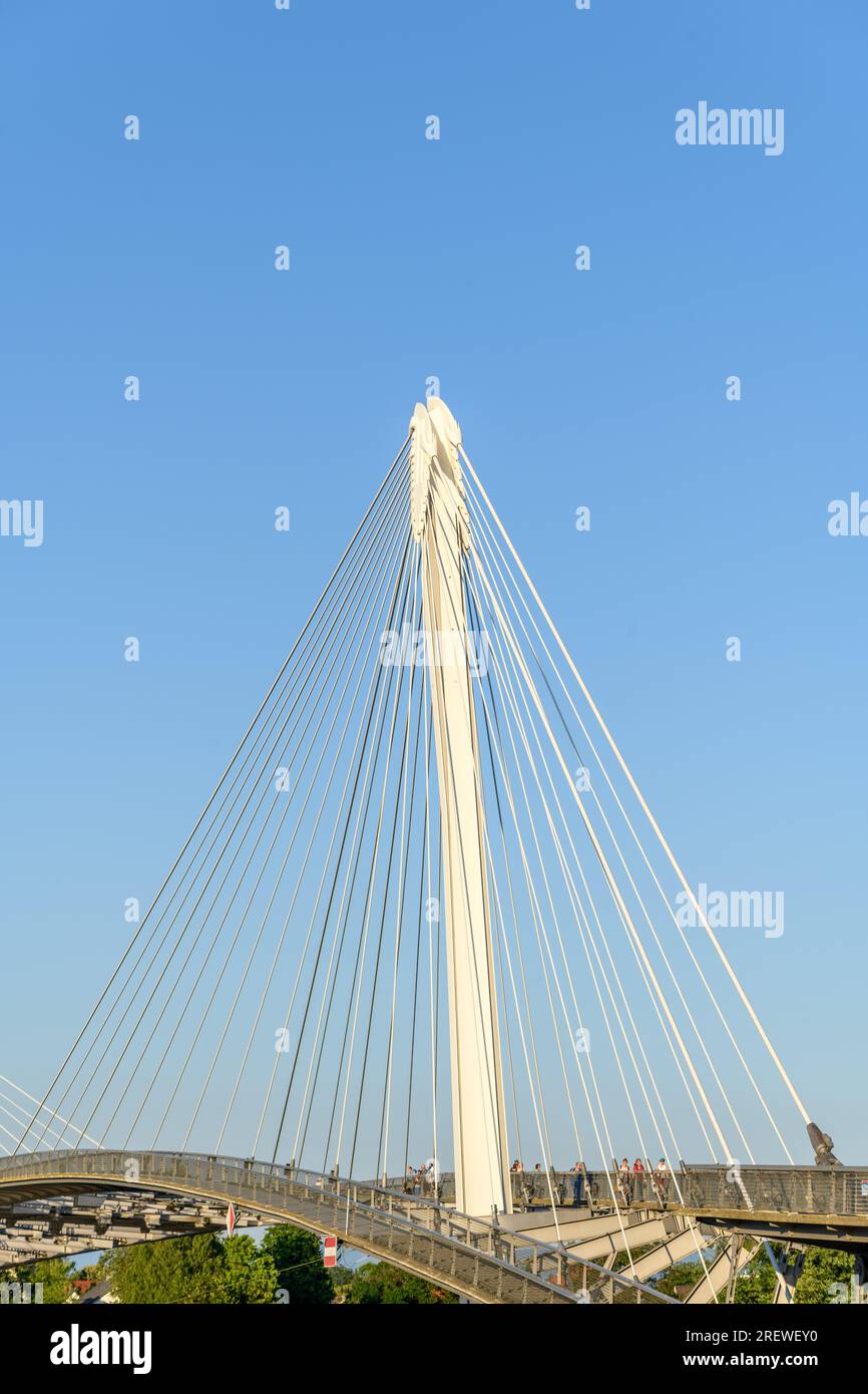 The Deux-Rives footbridge between Germany and France in Kehl and ...