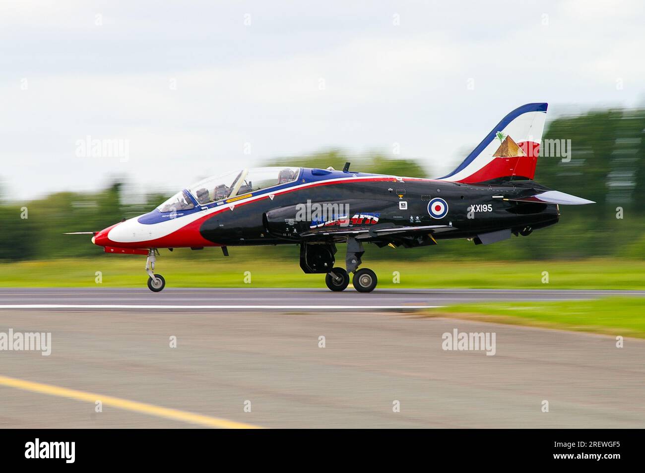 Royal Air Force display jet plane BAe Hawk T1 in special paint scheme celebrating 85 years of No. 4 Flying Training School RAF. Flown by Martin Pert Stock Photo
