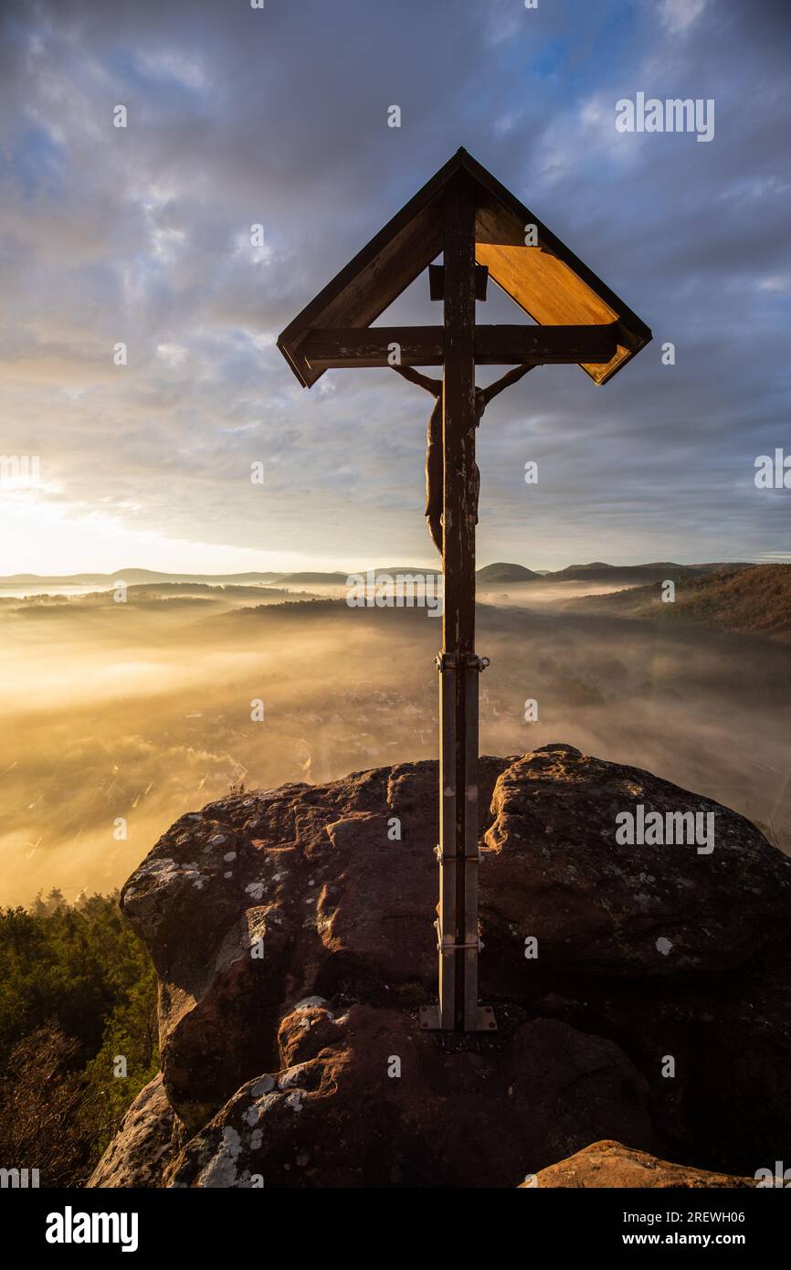 Mystischer Sonnenaufgang am Wachtfelsen, Pfälzerwald. Faszinierende Landschaftsaufnahme zwischen Nebel und Wolken bei Wernersberg Stock Photo