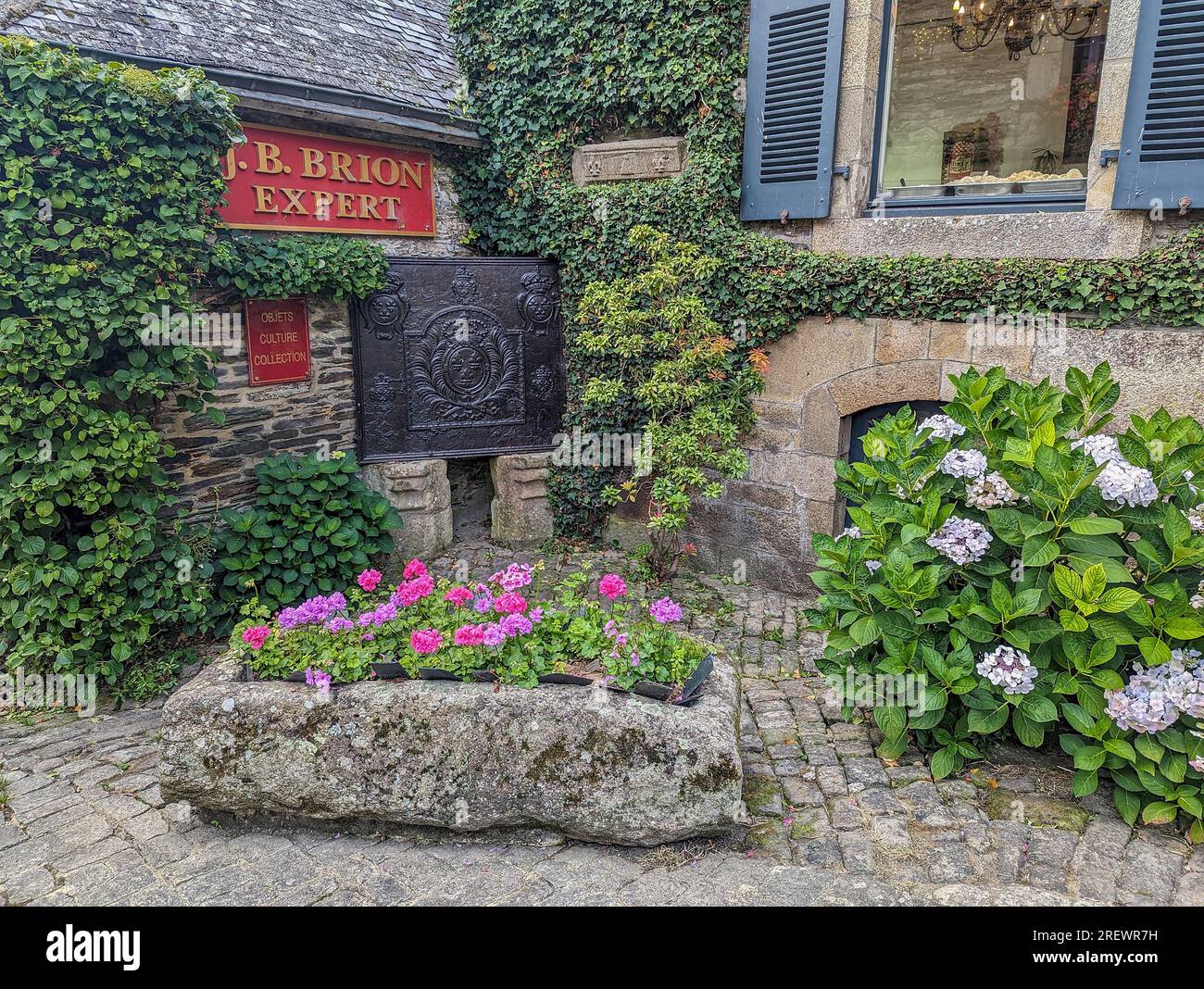 (C) Denis TRASFI / MAXPPP - France, Bretagne, Morbihan, Ville de Rochefort en Terre le 20 juillet 2023 -  / France, Brittany, Morbihan, City of Rochef Stock Photo