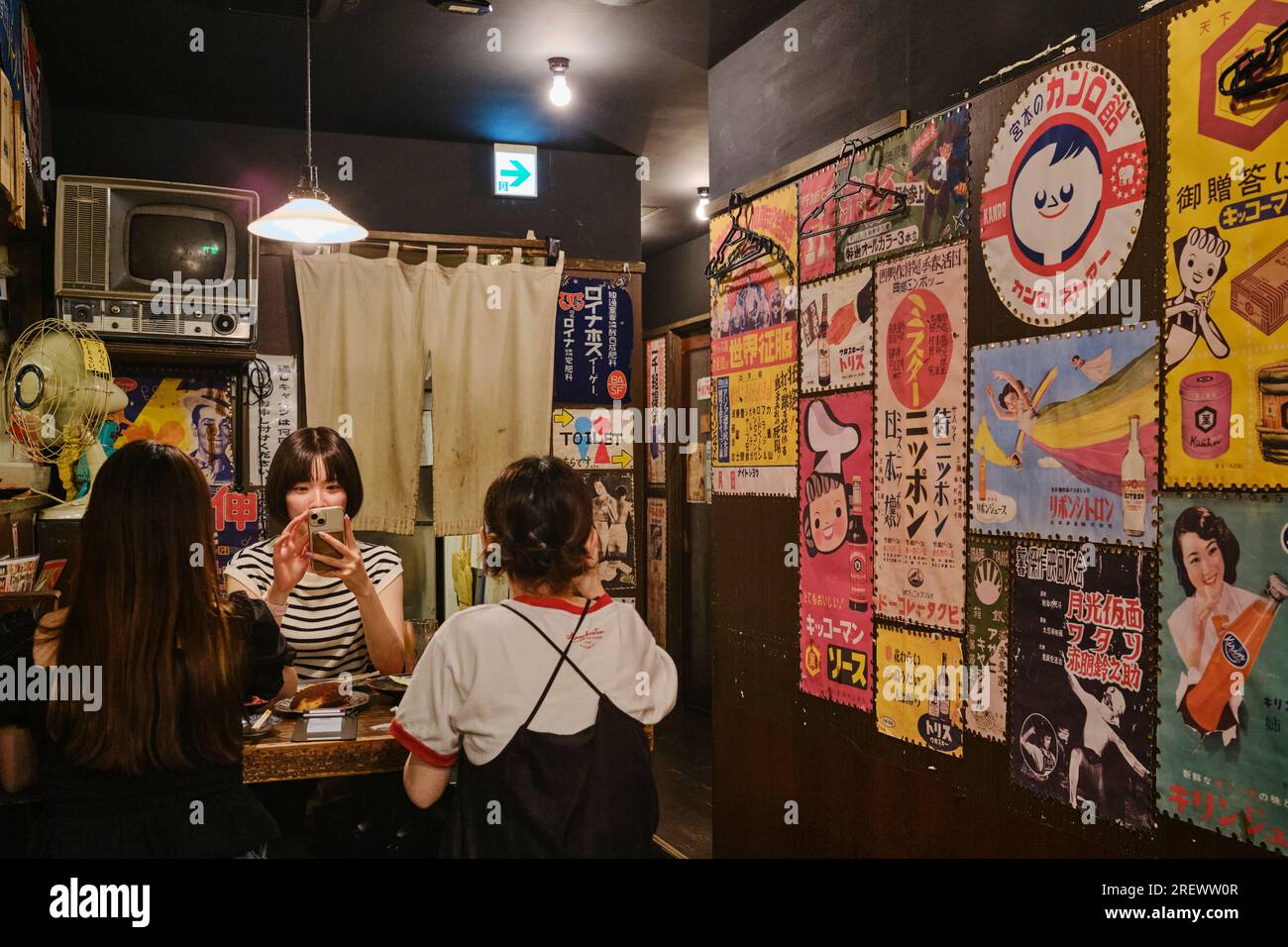 July 2023, Tokyo. Hanbey Izakaya, where the decor takes customers back to the Showa Era. This shop is the Shinjuku Kabukicho branch. Stock Photo