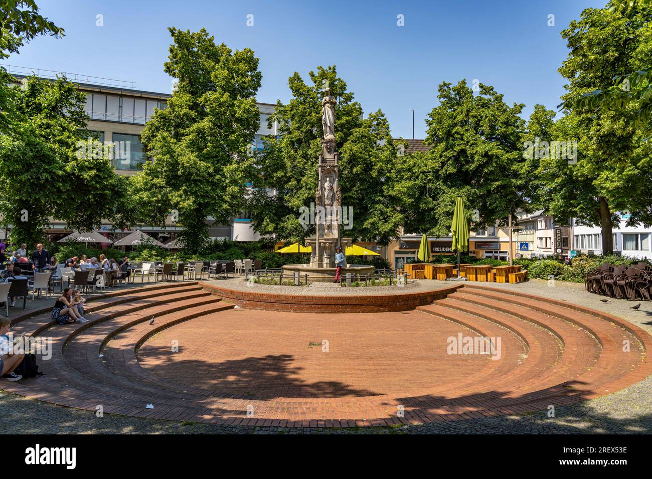 Mariensäule auf dem Marienplatz in Paderborn, Nordrhein-Westfalen, Deutschland, Europa | Mariensäule Mary's Column on  Marienplatz square in  Paderbor Stock Photo