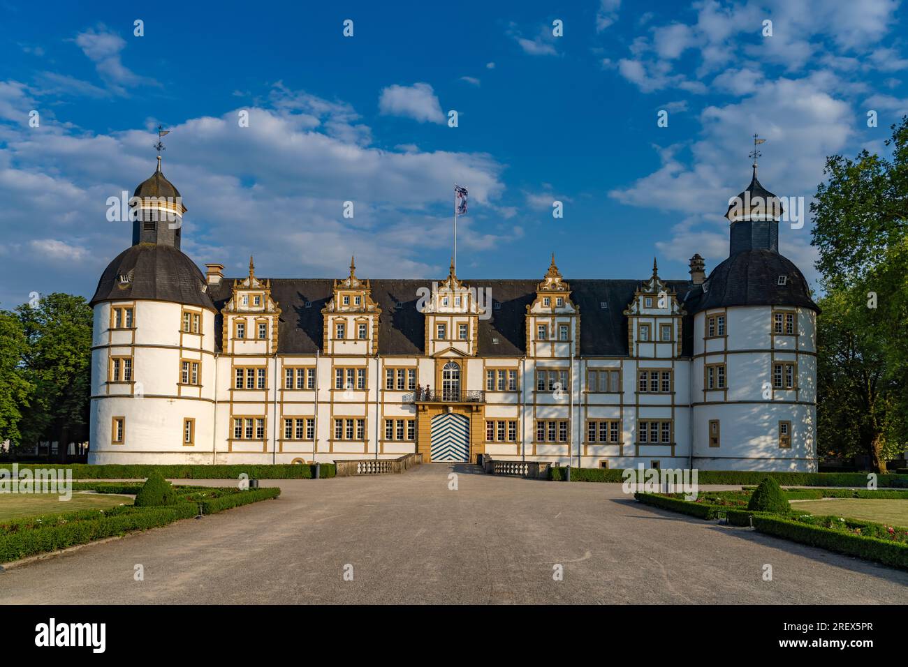 Schloss Neuhaus in Paderborn, Nordrhein-Westfalen, Deutschland, Europa |   Neuhaus Castle in Paderborn, North Rhine-Westphalia, Germany, Europe Stock Photo