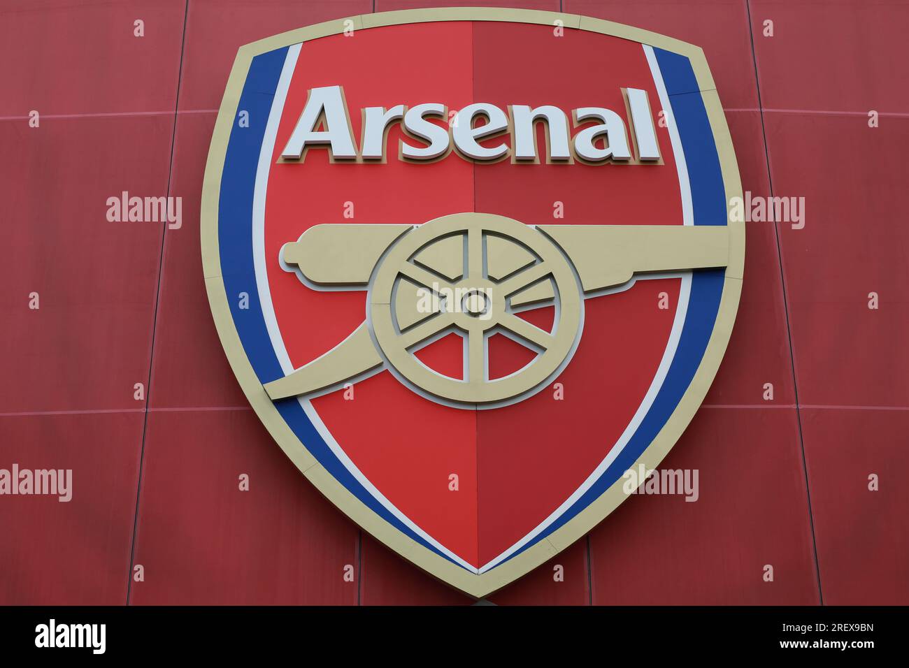 London, UK. 30 July 2023. Arsenal Football Club logo outside Emirates Stadium in Holloway. Credit: Waldemar Sikora/Alamy Live News Stock Photo