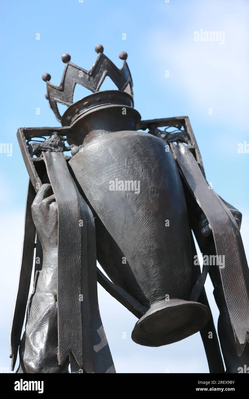 London, UK. 30 July 2023. Arsenal unveil Arsène Wenger statue outside the Emirates Stadium to commemorate the Gunners iconic manager's 22-year tenure at the club. The legendary manager led Arsenal FC to three Premier League titles, including the famous Invincibles season in 2003/04 where his side remained unbeaten, and seven FA Cups. The bronze statue, which was created by sculptor Jim Guy, is 3.5 metres high and weighs approximately half a tonne, and depicts the former French manager lifting the Premier League trophy. Credit: Waldemar Sikora/Alamy Live News Stock Photo