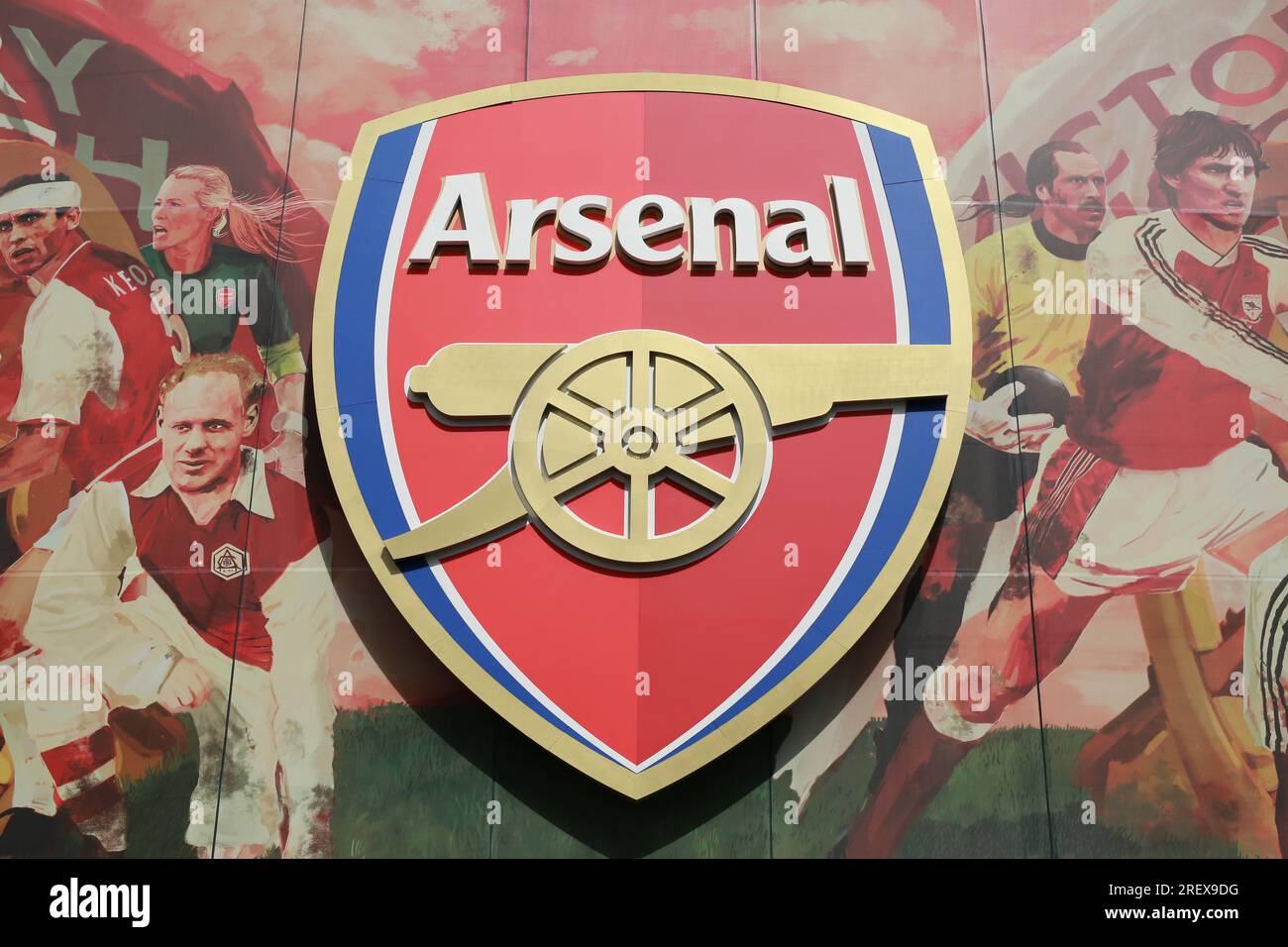 London, UK. 30 July 2023. Arsenal Football Club logo outside Emirates Stadium in Holloway. Credit: Waldemar Sikora/Alamy Live News Stock Photo