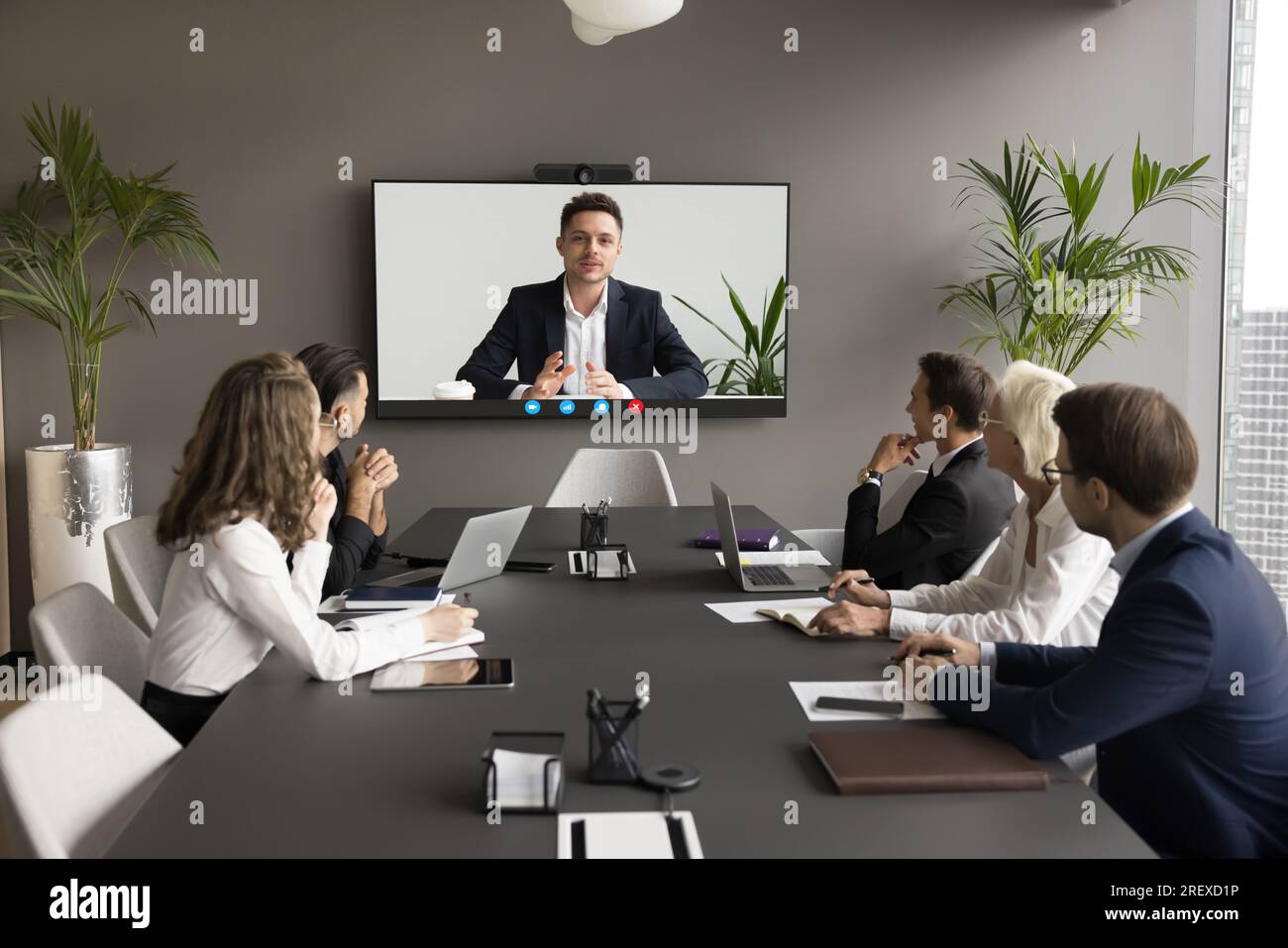 Diverse office meeting hi-res stock photography and images - Alamy