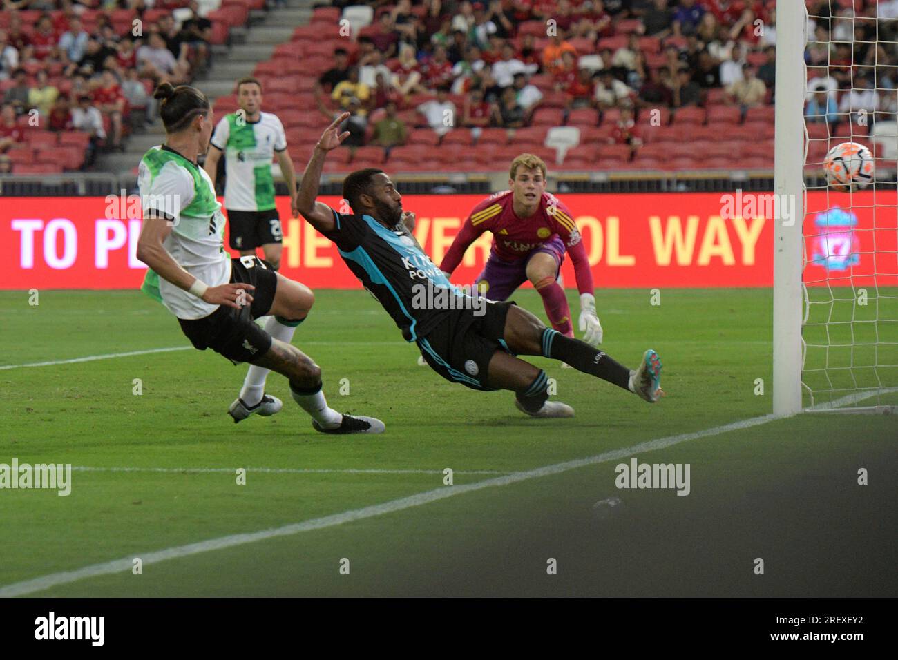 (230730) -- SINGAPORE, July 30, 2023 (Xinhua) -- Darwin Nunez (1st L ...