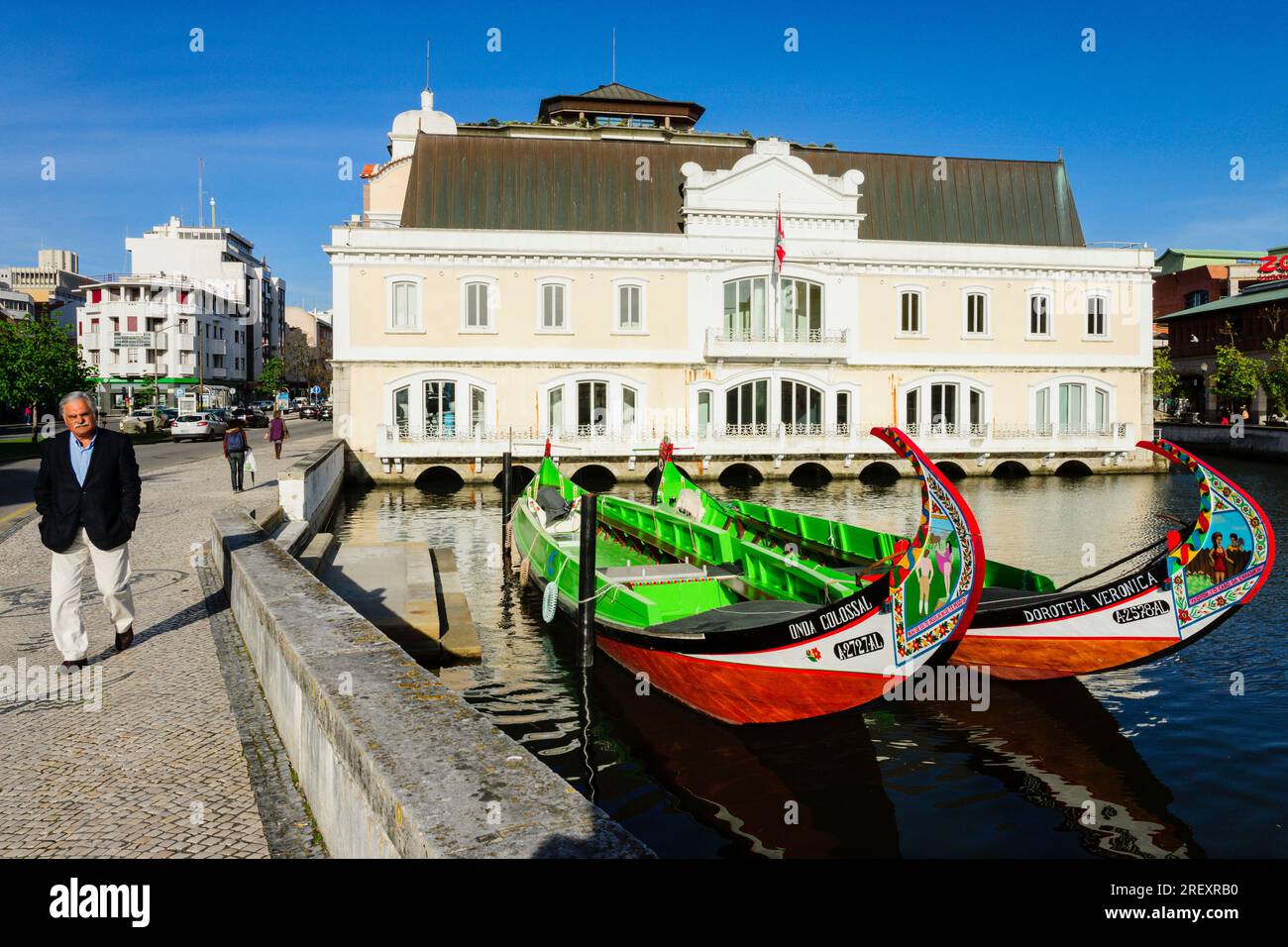 Moliceiros frente al edificio de la antigua capitania del puerto, canal Do Cojo, Aveiro, Beira Litoral, Portugal, europa Stock Photo