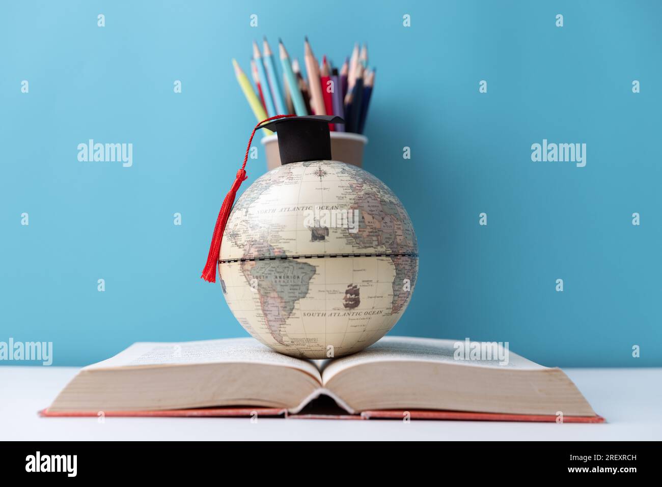 Graduation cap with Earth globe. Concept of global business study ...