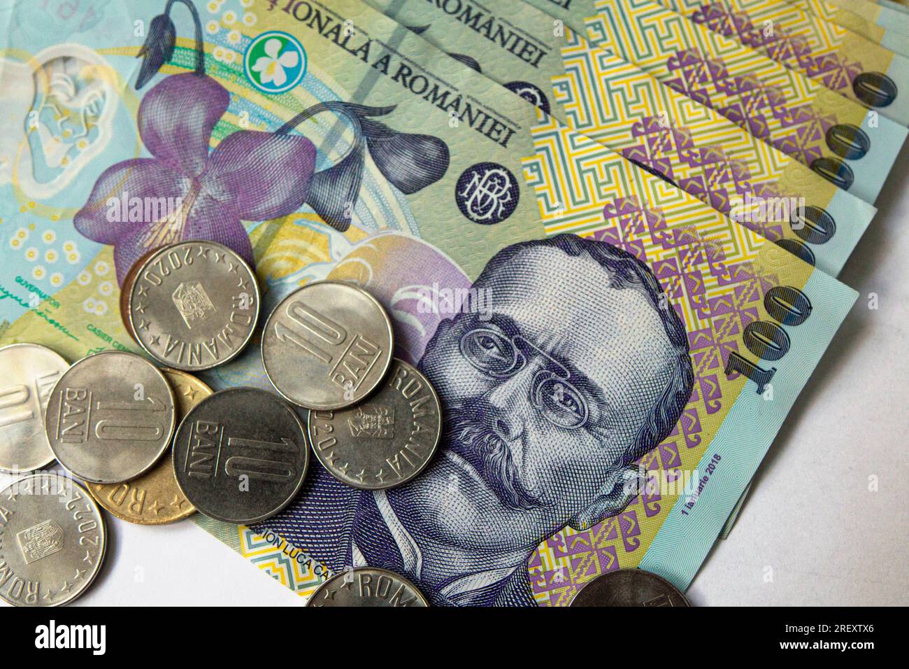 Romanian paper money. A pack of Romanian lei Stock Photo Alamy