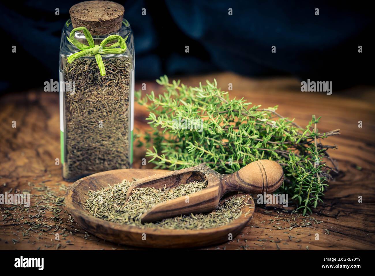 dried-and-fresh-thymus-vulgaris-delicious-kitchen-herbs-stock-photo-alamy